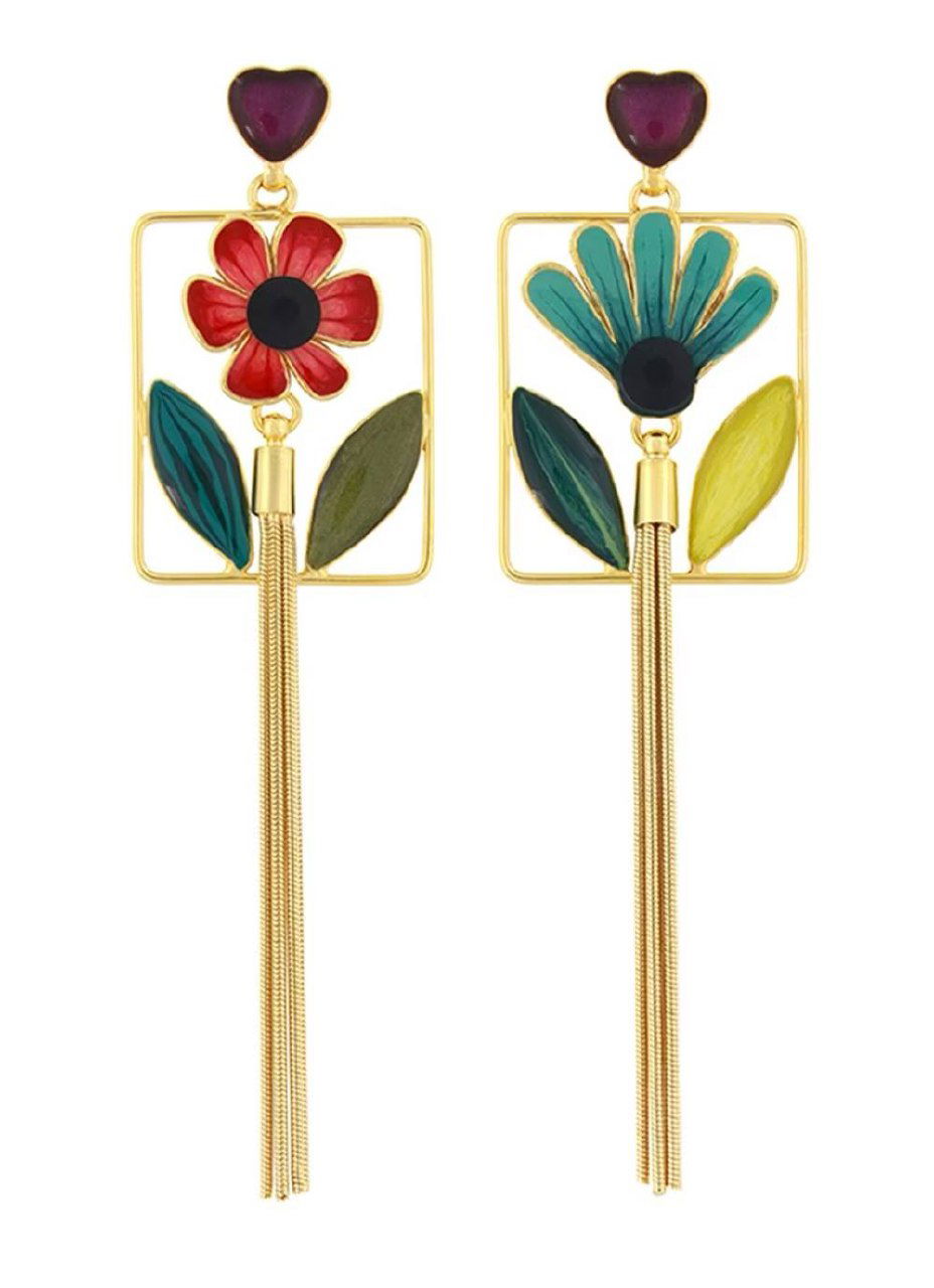 Длинные подвесные серьги TARATATA с золотистыми рамками, эмалевыми цветами и тонкими кисточками — яркий декоративный мотив на белом фоне.