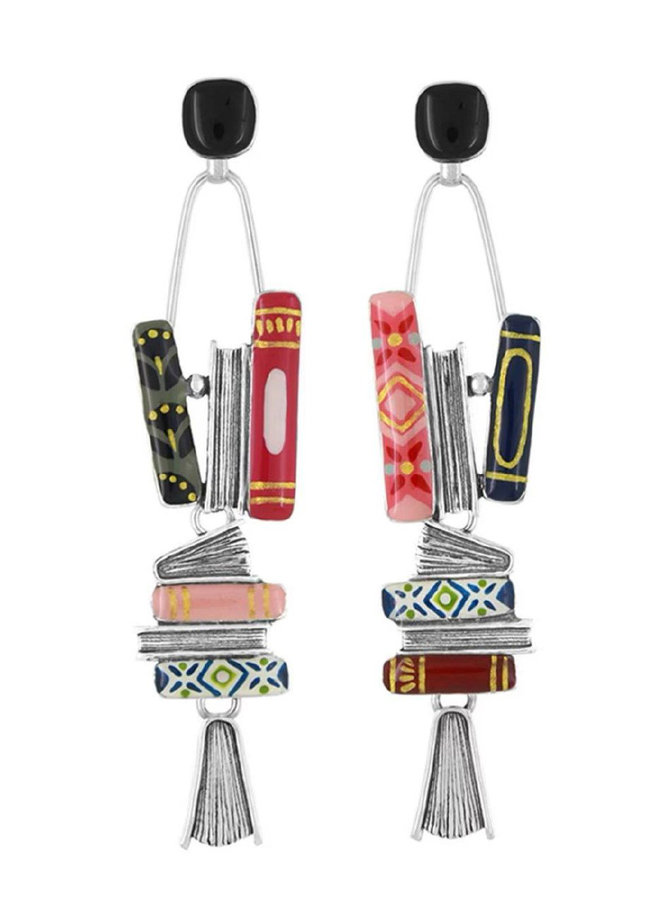 Серьги TARATATA в виде стопки книг с красочными эмалевыми корешками и серебристой подвеской-кисточкой, крупный план на белом фоне.