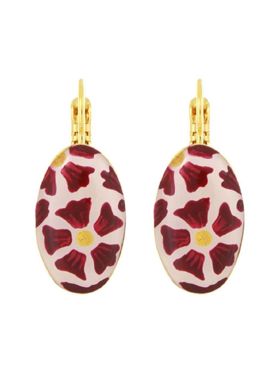 Овальные эмалевые серьги TARATATA с бордово-белым цветочным узором и золотистой окантовкой на чистом белом фоне — ретро-стилизация узора.