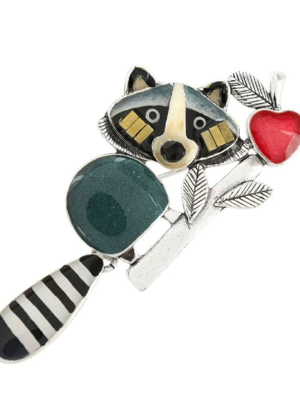 Декоративная брошь в форме енота с красным сердцем — забавная дизайнерская фигурка из металла и эмали, подходящая для неформального образа или подарка.