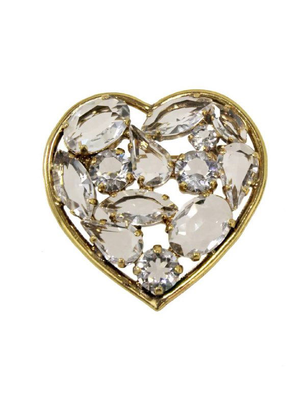 Сердечная брошь с множеством прозрачных кристаллов в золотой оправе — сияющий декоративный элемент для светских мероприятий и романтических образов.