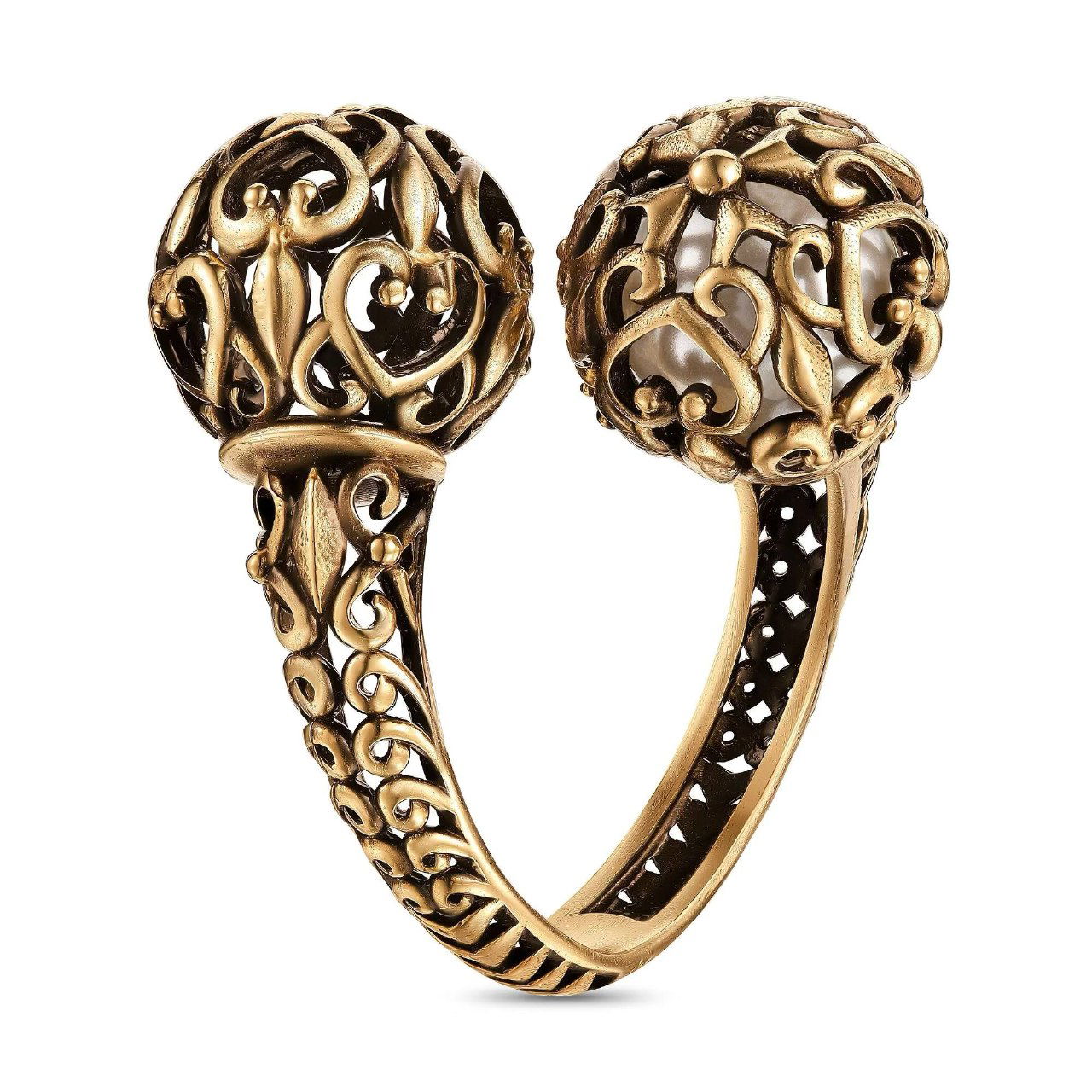 Кольцо SFERA с двумя ажурными сферическими наконечниками и видимым жемчугом, золотистая патина и детальная резьба по металлу на белом фоне.