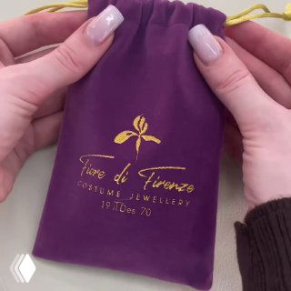 Фирменный мешочек Fiore di Firenze фиолетового цвета с логотипом, упаковка комплекта SFERA, демонстрация брендинга и подарочной подачи.