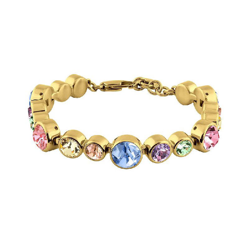 Золотой браслет с крупными цветными кристаллами разной формы, вид с диагонали на белом фоне; акцент на яркие оттенки и огранку камней.