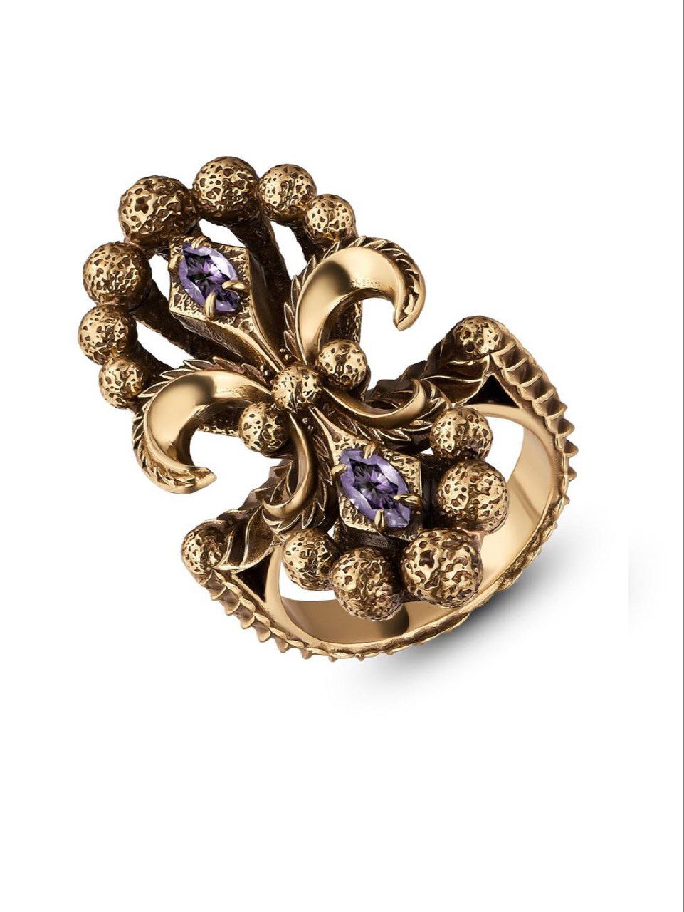 Крупное фото кольца IRIS ARALDICO NOVA: стилизованный ирис в золотистой отделке с фиолетовой вставкой и рельефной фактурой металла, боковой ракурс изделия.
