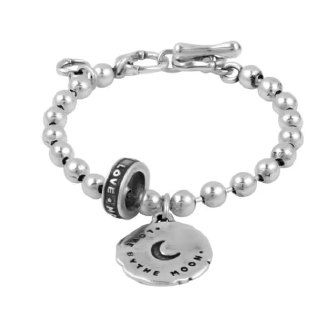 Крупный план серебристого браслета Ciclon с шариками и подвеской-медальоном на белом фоне — рекламное фото коллекции бижутерии.