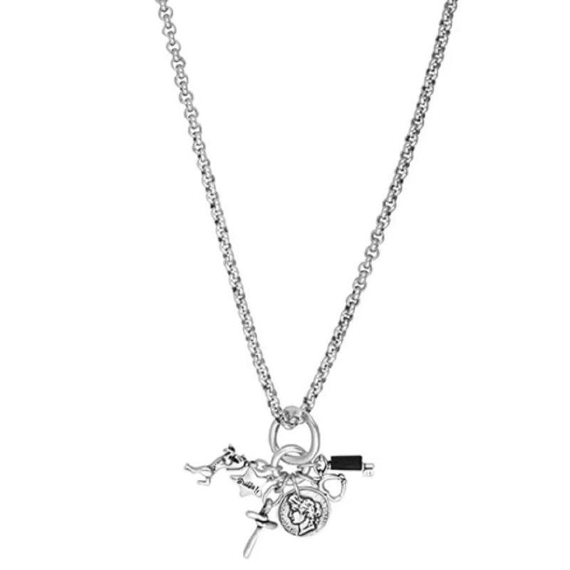 Тонкая цепочка-ожерелье Ciclon с несколькими декоративными подвесками на белом фоне, крупное изображение ювелирного изделия.