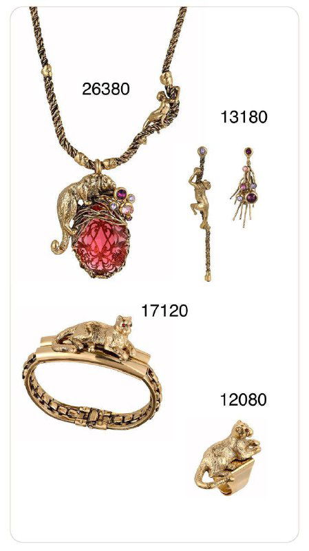 Вариант комплекта с красным камнем и другие украшения коллекции на белом фоне, видны артикула и ценовые пометки.