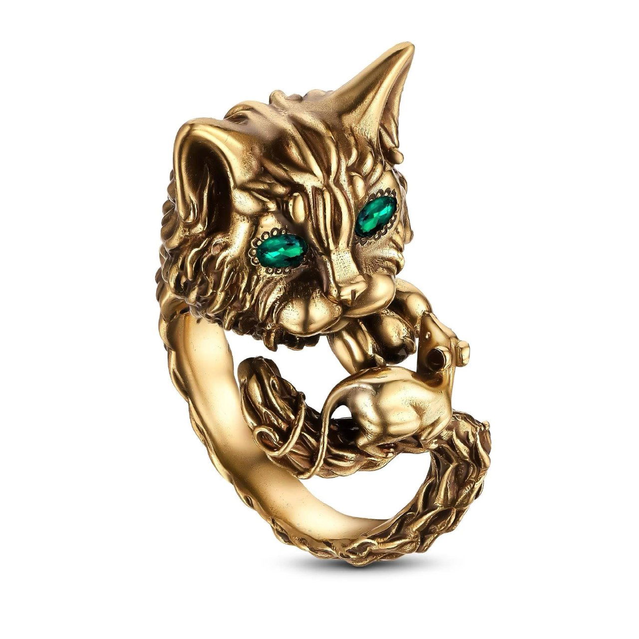 Детальный крупный план золотистого кольца Gatto e Topo: голова кошки с зелёными стразами и маленькая мышка в лапах, декоративная фактура.