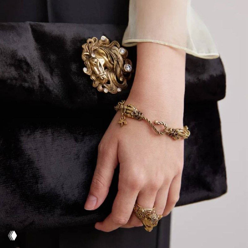 Фрагмент образа — рука с браслетом и кольцом бренда, украшения выполнены в винтажном флорентийском стиле с узорной обработкой металла.