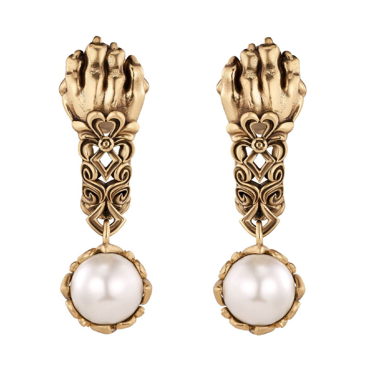 Крупный план парных подвесных серёжек: верхняя часть в форме стилизованной лапы, нижняя — большая жемчужина в декоративной оправе.