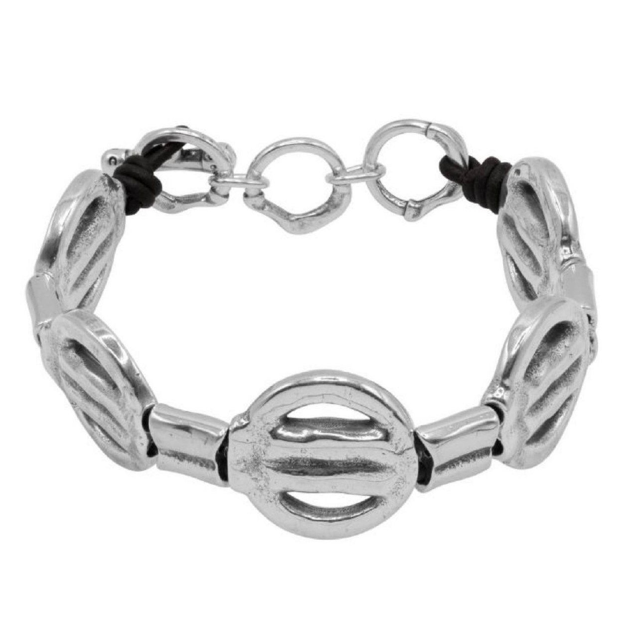 Изображение с крупным планом браслета Aurea: обратная сторона и детали звеньев, товарный белый фон подчёркивает форму элементов