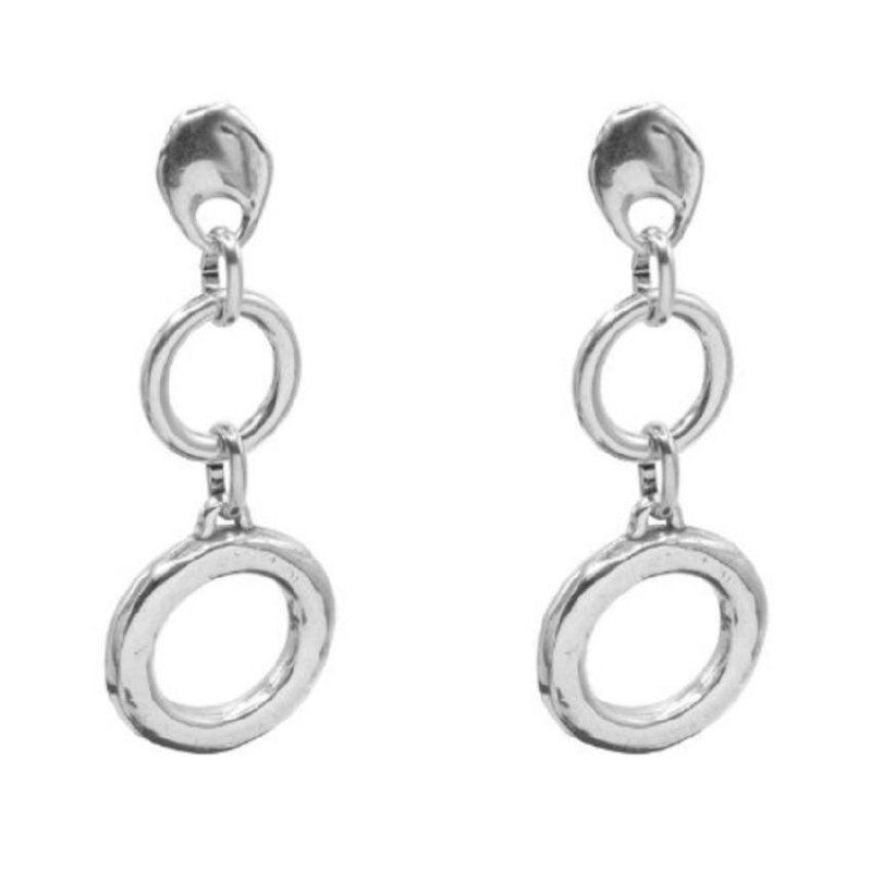 Товарный кадр серёжек Aurea: пара подвесных колец на белом фоне, ровная съёмка для каталога с чёткой формой изделий