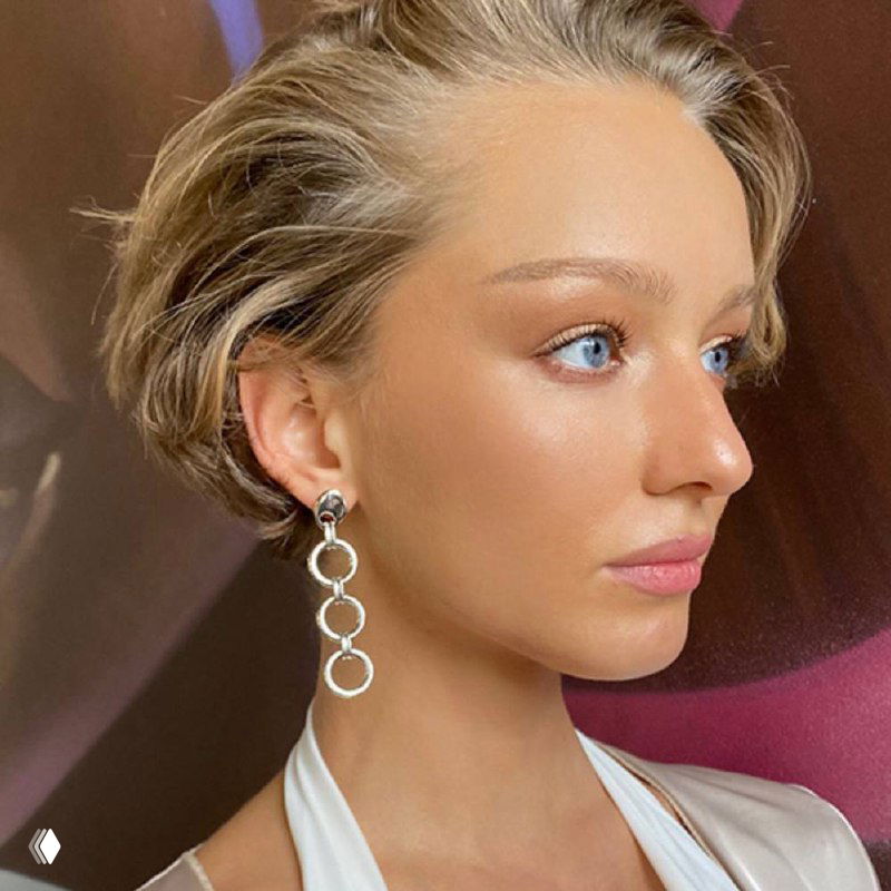 Портретная съёмка модели в серьгах Aurea: серёжки из нескольких колец в ракурсе бокового профиля, подчёркивают силуэт аксессуара