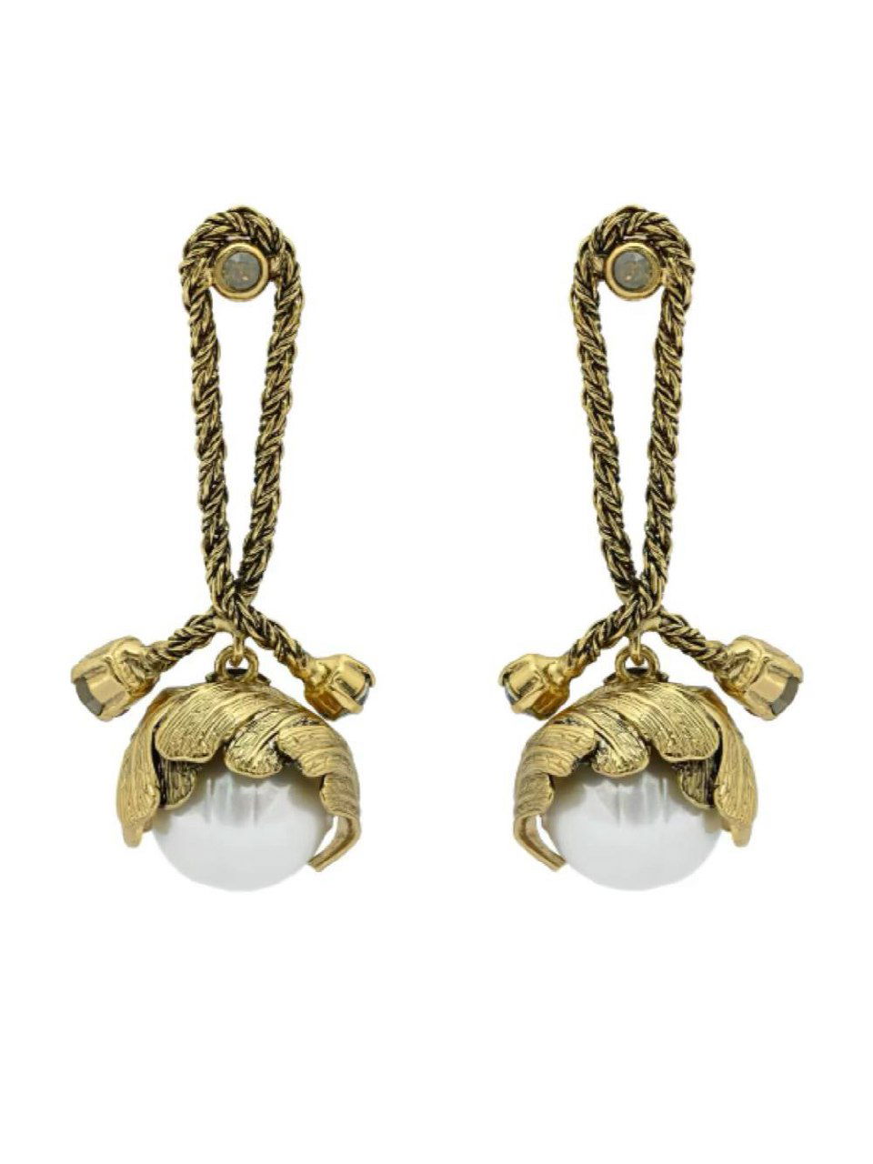 Крупный план серьги Claudio Canzian с крупным круглым белым жемчугом Майорика в позолоченной оправе на светлом нейтральном фоне.