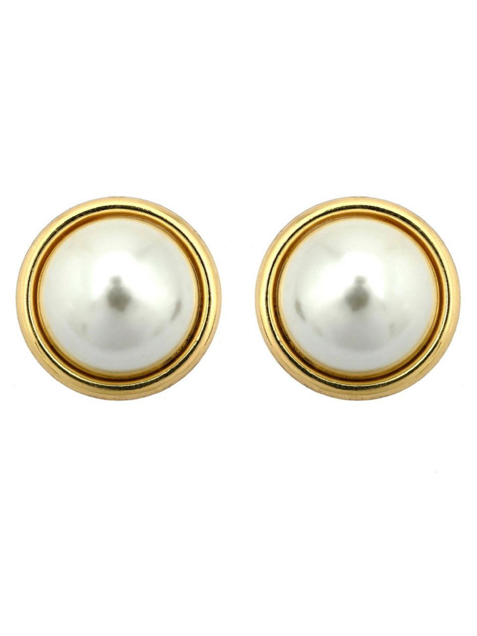 Пара круглых пуссет-серьг с крупными белыми жемчужинами в золотых ободках — студийный снимок на белом фоне, акцент на форме и блеске.