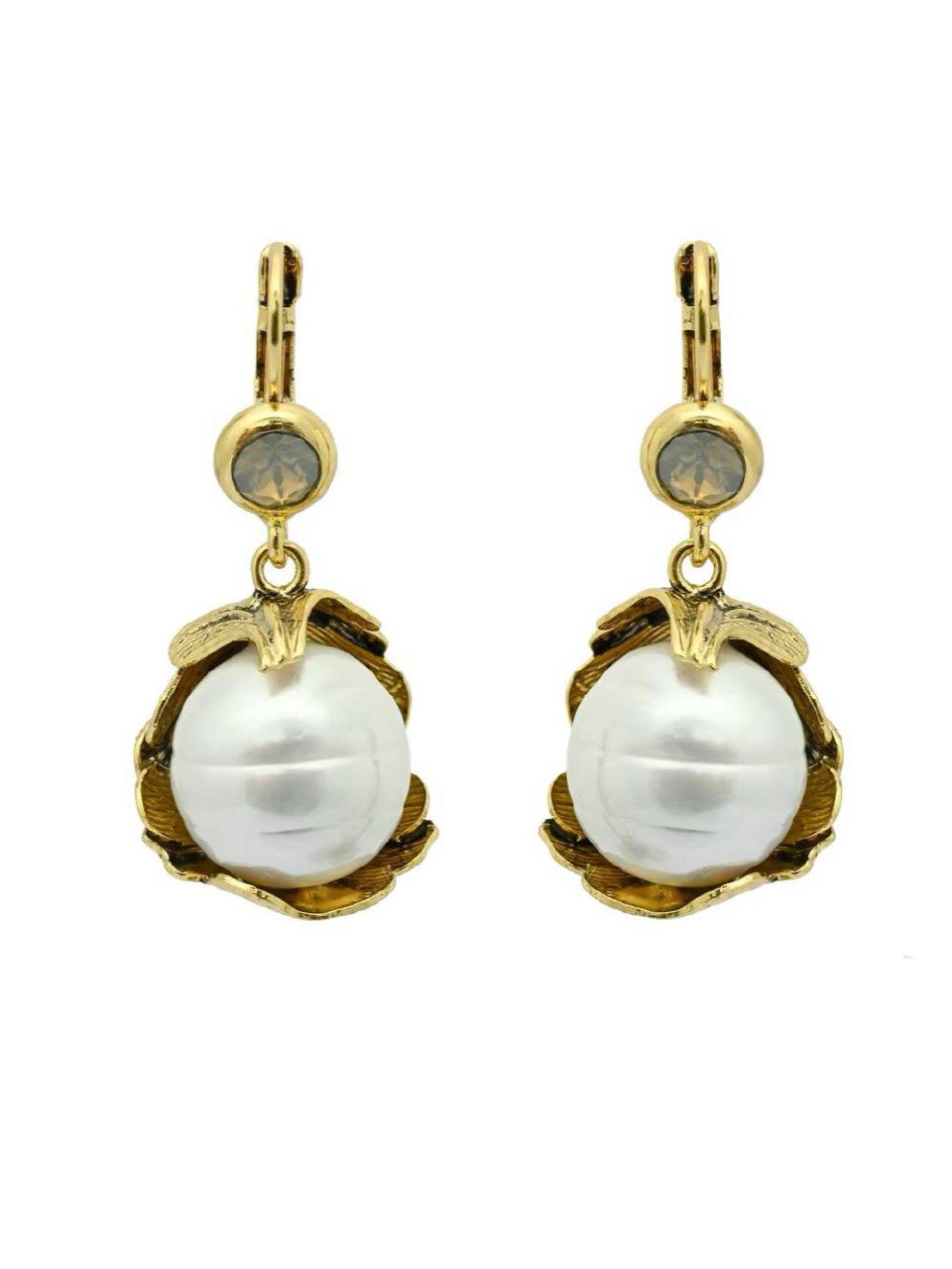 Пара подвесных серёг с крупными жемчужинами Майорика в оформлении из листьев и позолоченных элементов на белом фоне.