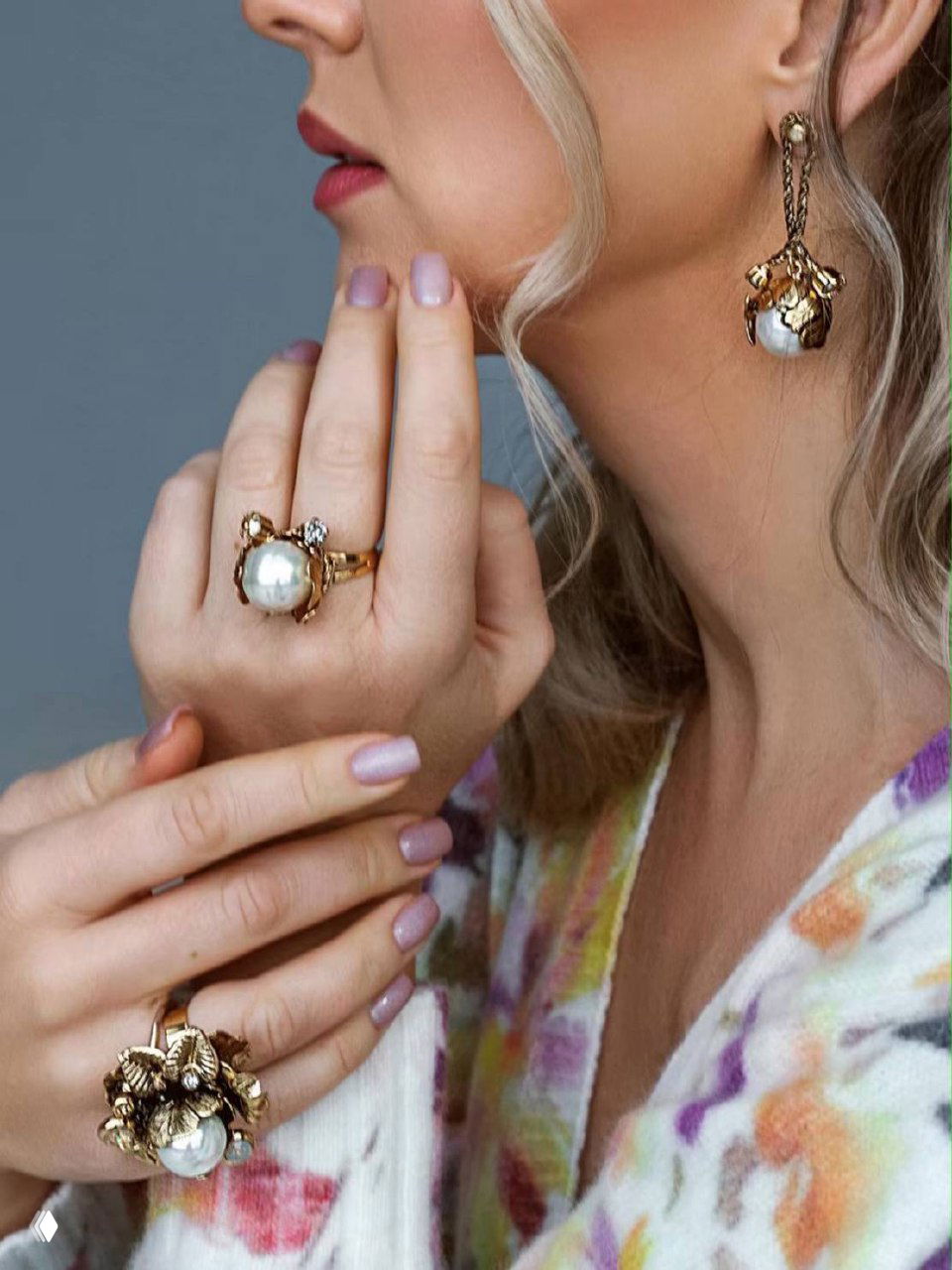 Портретный кадр модели в профиль с серьгой Claudio Canzian и большим жемчужным кольцом — акцент на образе и сочетании аксессуаров.