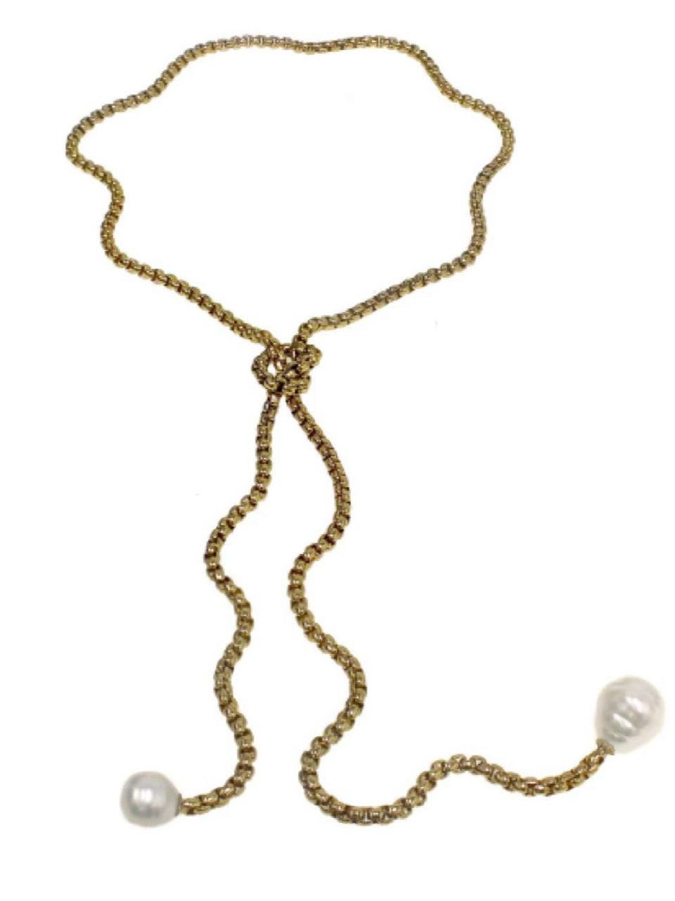 Фотография нескольких кольцев и серёг с жемчугом Майорика на руках модели — демонстрация аксессуаров в комплекте и фактуры металла.