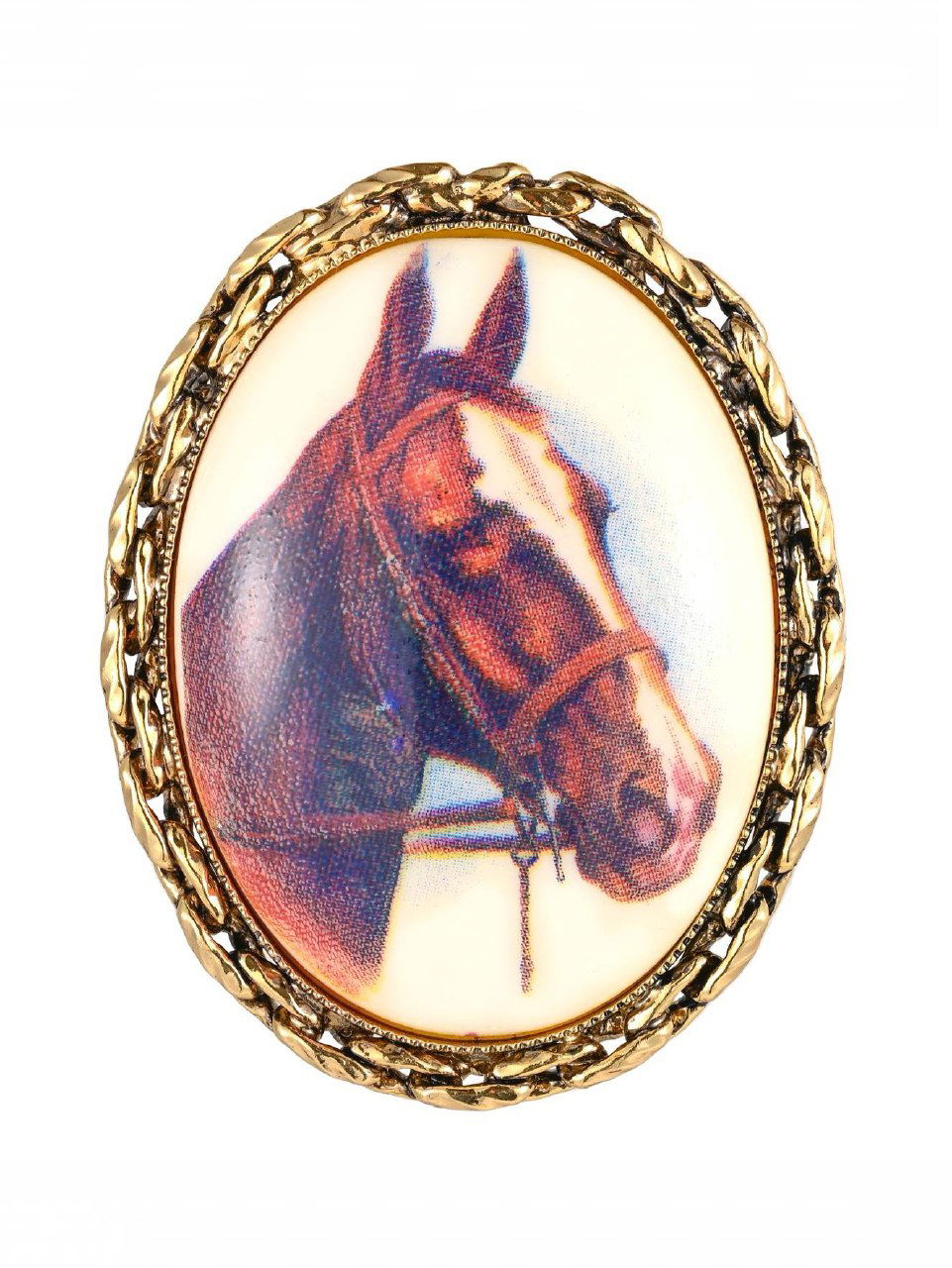 Овальная винтажная брошь с изображением лошади в рамке под золото на белом фоне, камея-стиль изделия вблизи