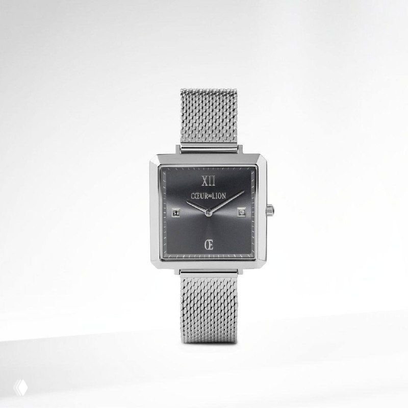Серебристые квадратные часы Coeur de Lion с сетчатым металлическим ремешком и темным циферблатом на нейтральном фоне, демонстрация варианта отделки.