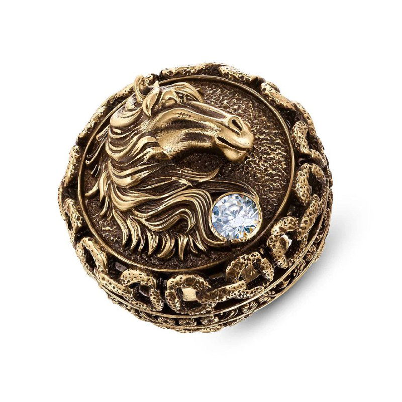 Крупный кадр круглого медальона Cavallo золотистого оттенка с рельефным изображением лошади и инкрустированным кристаллом, вид товара на белом фоне для каталога Rosone.