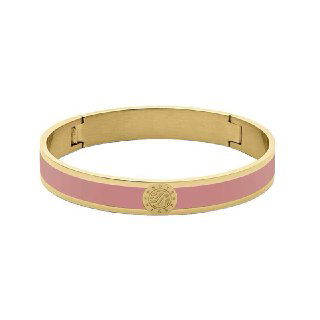 Бэнгл Dyrberg Kern с розовой эмалью и золотистой окантовкой на белом фоне, тонкий жесткий браслет с фирменным медальоном в центре.