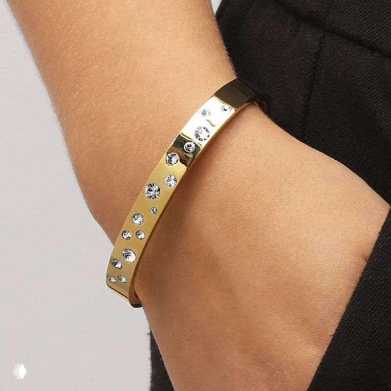 Золотой бэнгл с инкрустацией кристаллов на запястье, тонкий жёсткий браслет Dyrberg Kern с блестящими декоративными вставками для вечернего образа.