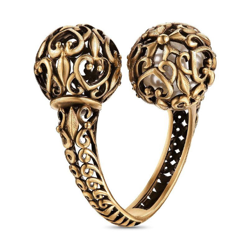 Крупный план кольца Sferra от Fiore di Firenze: ажурный шарообразный дизайн с золотистым покрытием и декоративными вырезами, чистый фон.