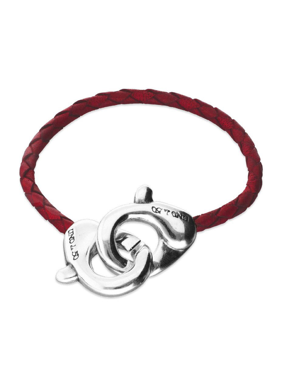 Чёрно-белый снимок мужчины в кожаной куртке с серебристым браслетом UNOde50 на запястье — мужской образ и посадка украшения.