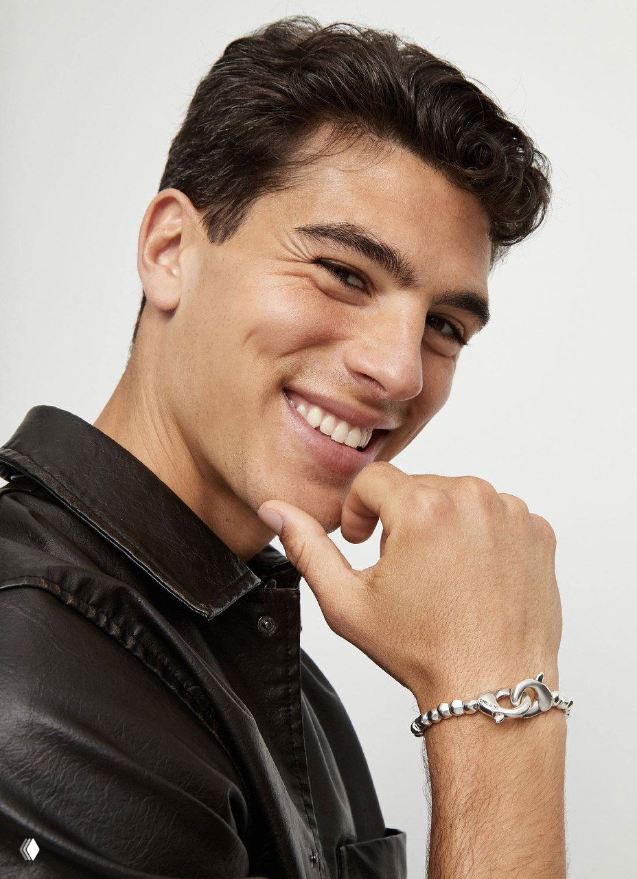 Красный кожаный браслет с посеребрённым карабином на белом фоне — контраст тёплой кожи и холодного металла, вариант исполнения коллекции.