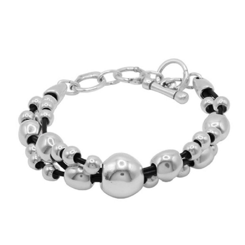 Серебристый браслет с шариками и чёрными элементами — вариация браслета SPHERIC с детальной демонстрацией застёжки и текстурных сочетаний.
