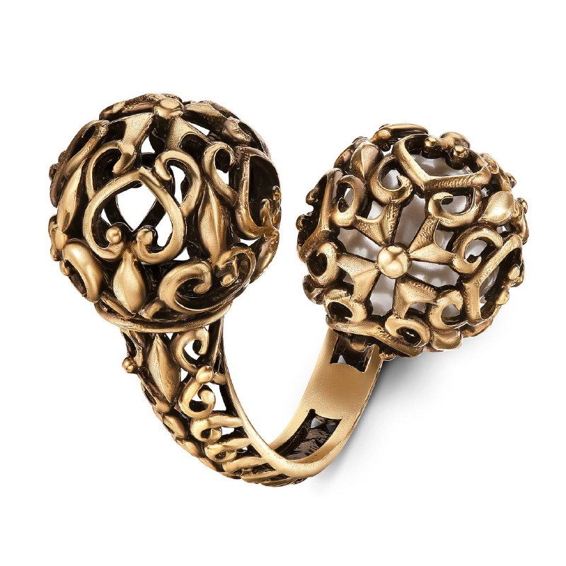 Детальное фото кольца Sferra с двумя шарообразными концами: открытая ажурная структура, бронзово-золотистый оттенок и декоративные узоры.