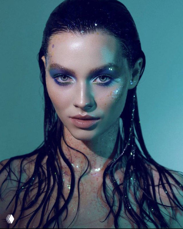 Портрет модели с влажным эффектом макияжа и драматичным освещением, арт-образ применим в визуальной кампании коллекции UNOde50 в ROSONE.RU.