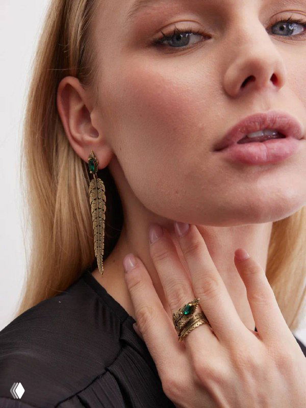 Портрет блондинки с длинными серьгами и кольцом Fiore di Firenze; снимок подчёркивает форму украшений и тон кожи модели.