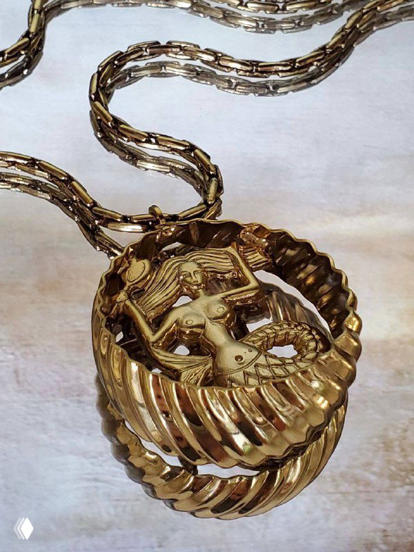 Золотой медальон-кулон Claudio Canzian с рельефным изображением и витой золотой цепью, демонстрация фирменного дизайна в ретро-стиле.