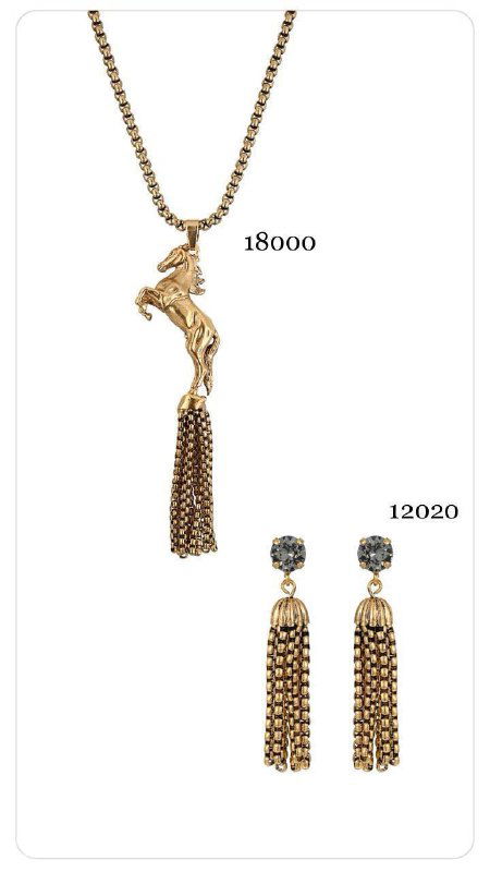 Крупный план подвески с фигурной лошадью и кисточкой, серьги-кисточки рядом; золотой тон и текстура цепочки на белом фоне.