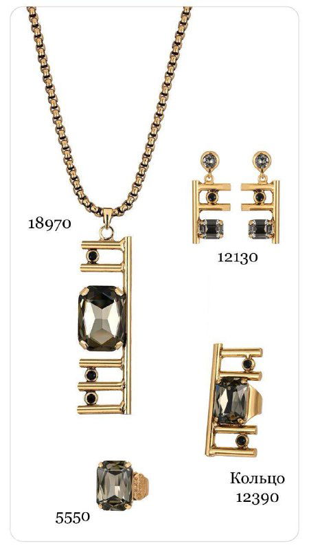 Кулон с крупной прямоугольной вставкой и серьги в геометрической оправе, кольцо и небольшие детали дизайна на светлом фоне.