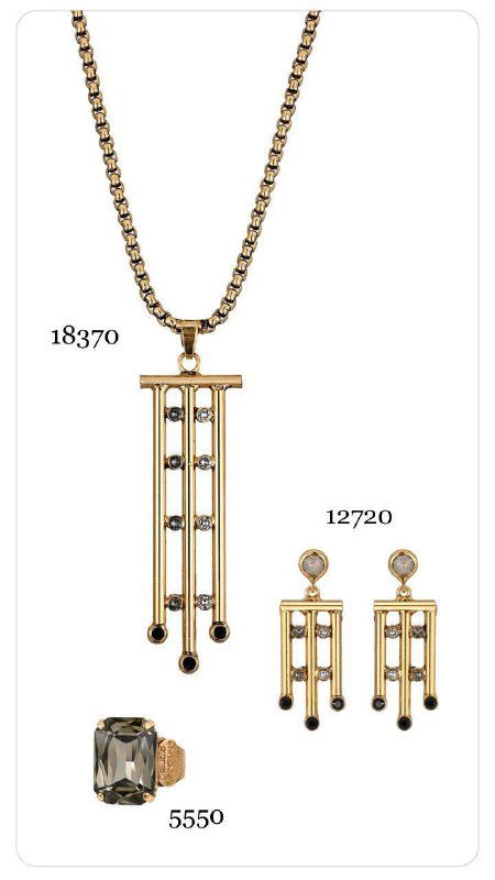 Кулон-тромбон с тремя вертикальными планками и серьги в паре, крупное кольцо внизу — студийный снимок каталожного набора.