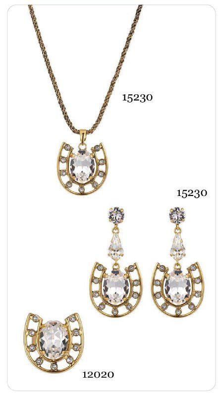 Последний кадр: подвеска в форме подковы с камнем, серьги и кольцо, серебристо-золотистая отделка и каталожная верстка на светлом фоне.