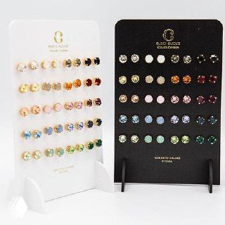 Дисплей с набором многоцветных кристаллов Claudio Canzian: ряд небольших инкрустаций разного цвета на подставках, демонстрация цветовой палитры бренда.