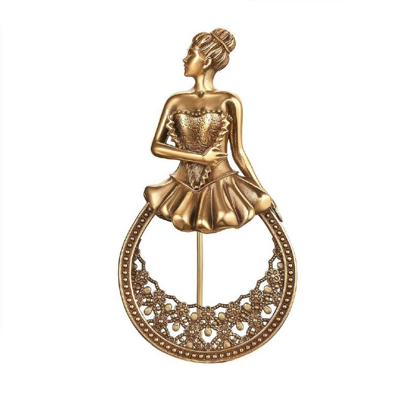 Античная золотистая брошка в виде балерины с тонкой штифтовой застёжкой, демонстрация формы и отделки на белом фоне для магазина бижутерии.