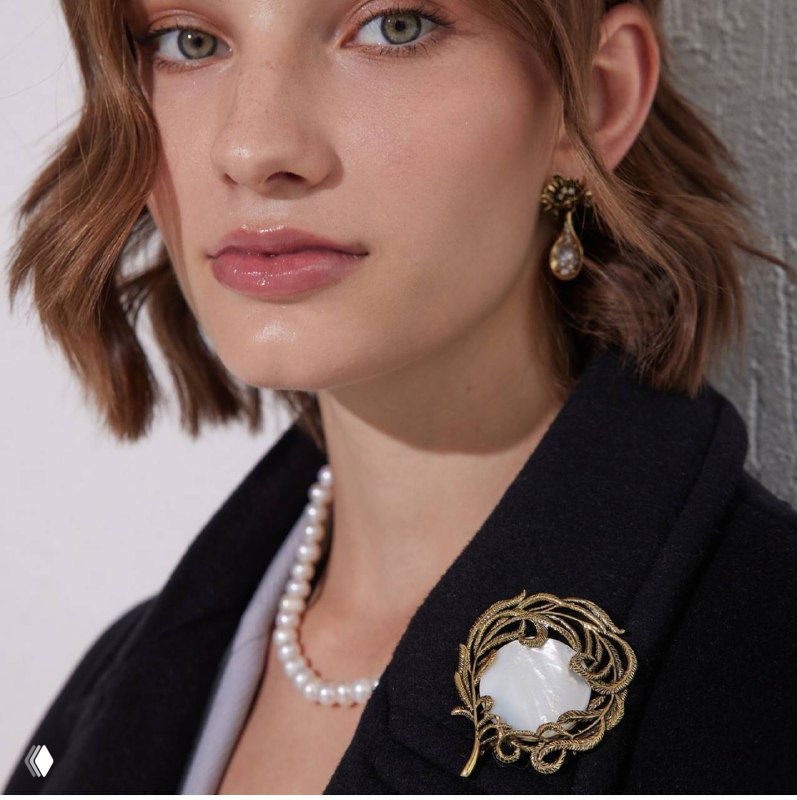 Женский образ: жакет с круглой винтажной брошью на лацкане, демонстрация способа ношения украшения в готовом аутфите для каталога ROSONE.