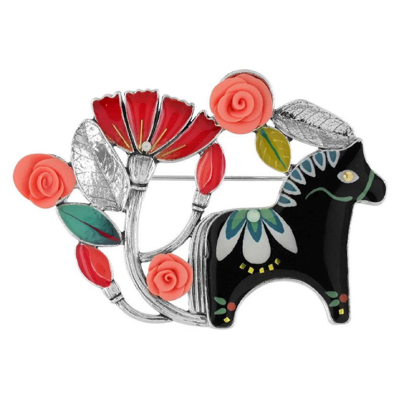 Яркая брошка-лошадка с цветочными элементами и коралловыми акцентами на белом фоне, крупный план формы и цветовой гаммы изделия для каталога.