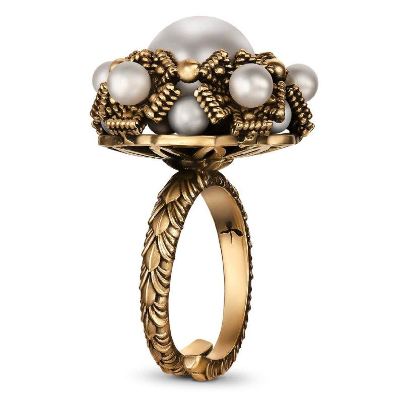 Крупный план кольца Fiore di Firenze: резной узор на ободе в стиле античного металла и крупная центральная жемчужина в декоративной оправе.