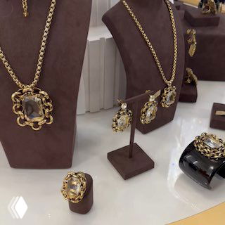 Несколько золотых украшений на бархатных подставках: колье, серьги и кольца из новой коллекции Claudio Canzian, витрина магазина.