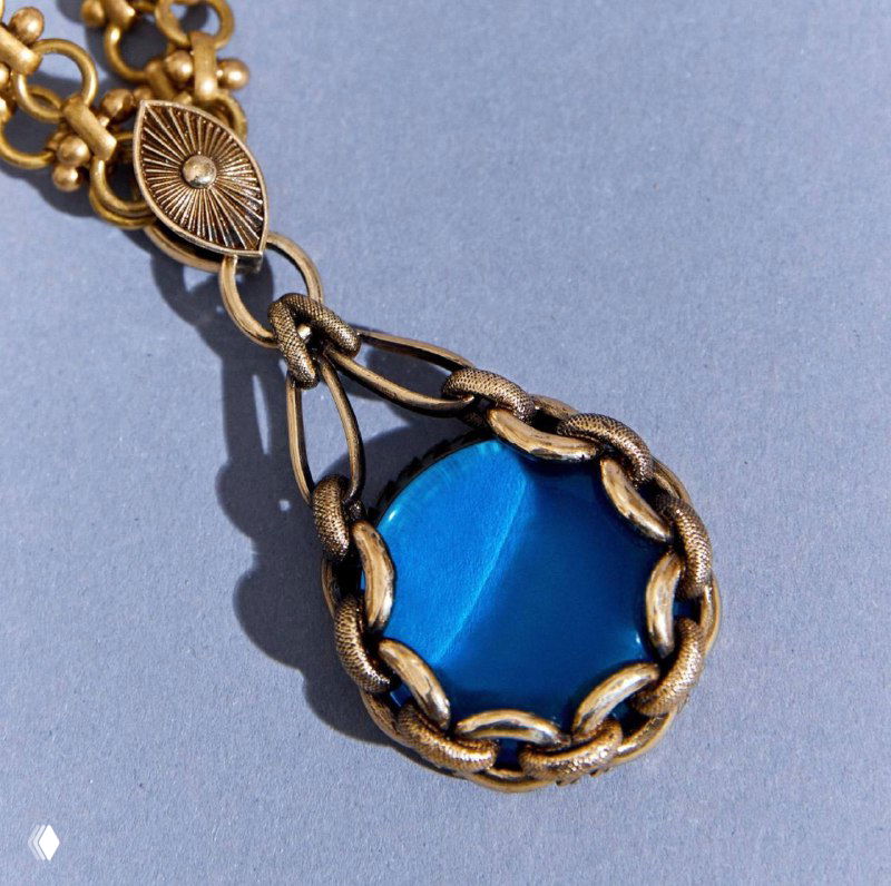 Крупный план подвески CATENE с глубоким насыщенным синим стеклом и металлизированной цепью — детальная съемка фактуры и цвета.