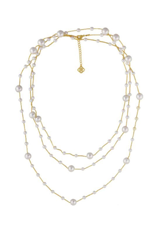 Плоская композиция: три слоя золотистого колье-нить Uvelina с жемчужинами на светлом фоне, демонстрация структуры и сочетания бусин и звеньев цепи.