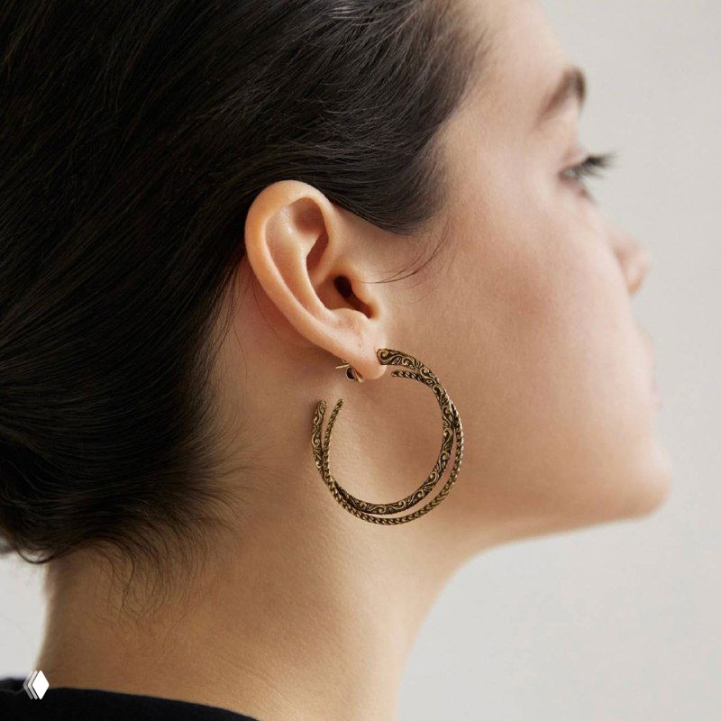Портретное фото: серьга-кольцо из бронзового металла на ухе модели, демонстрация масштаба и нейтрального акцента украшения Fiore di Firenze.