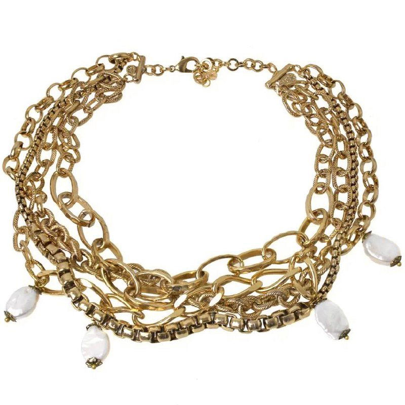 Крупный план многослойного золотистого колье Claudio Canzian с массивными звеньями цепей и подвесками из барочного жемчуга на белом фоне.